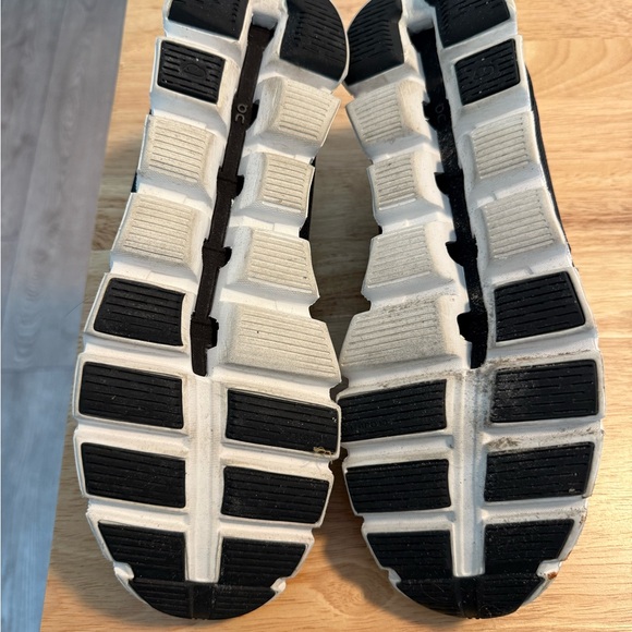 On Running Cloud 6 Men's Black and White Athletic Shoes - Picture 4 of 5